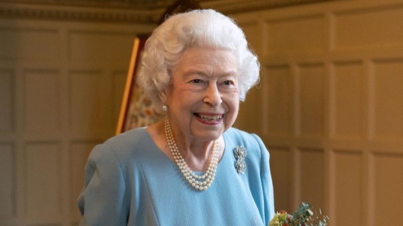 Imagini inedite cu Regina Elisabeta a II-a, prezentate &icirc;ntr-un documentar lansat de BBC: &bdquo;Oferă o privire extraordinară &icirc;n viața Familiei Regale&rdquo;