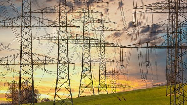 Dimineața Nebună. Bărbați din Constanța au fost prinși în timp ce furau un stâlp de înaltă tensiune. Audio 