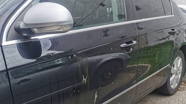 Dimineața Nebună. Metoda inedită a unor vasluieni pentru a-și apăra locurile de parcare: ouă sparte pe mașină, dejecții sau firimituri de pâine