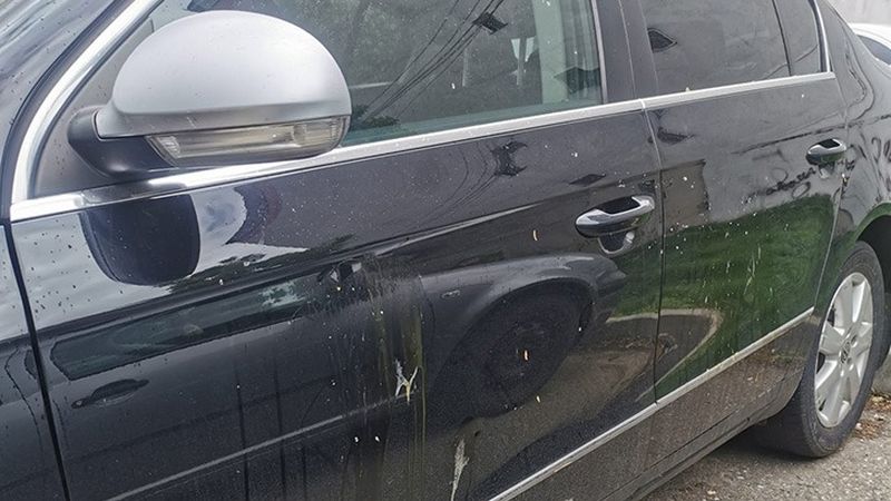 Dimineața Nebună. Metoda inedită a unor vasluieni pentru a-și apăra locurile de parcare: ouă sparte pe mașină, dejecții sau firimituri de p&acirc;ine