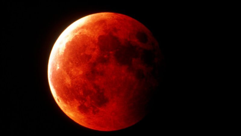 Eclipsă de lună, 16 mai 2022: Ce efect are asupra noastră Superluna Sângerie?