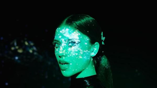 Roxen a lansat piesa „Printre Stele”