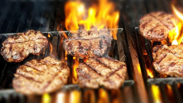 Creti Ştirea din Dimineaţa Nebună. Patru tineri au făcut grătar la etajul 8. Unul dintre ei a scăpat grătarul. AUDIO