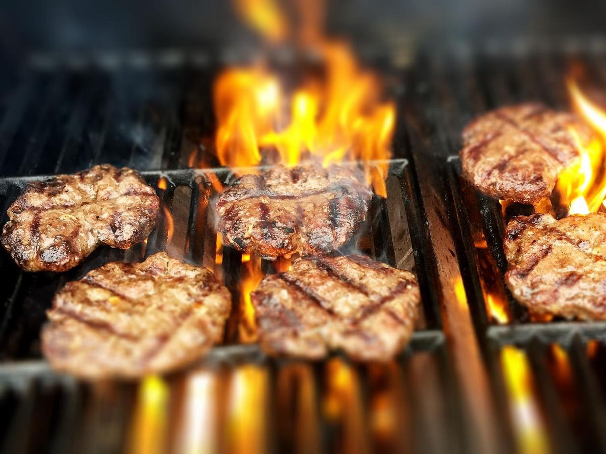 Creti Ştirea din Dimineaţa Nebună. Patru tineri au făcut grătar la etajul 8. Unul dintre ei a scăpat grătarul. AUDIO