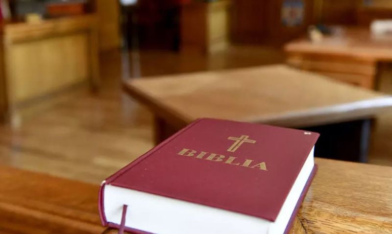 Un bărbat din Galați, acuzat de furt i-a cerut judecătorului patru ciorbe de burtă pentru a da declarații și apoi l-a amenințat: „Vă arunc cu Biblia în cap” 