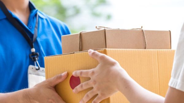 Românii care plătesc cash la curier vor fi monitorizați de ANAF! Fiscul le va reține datele timp de 5 ani