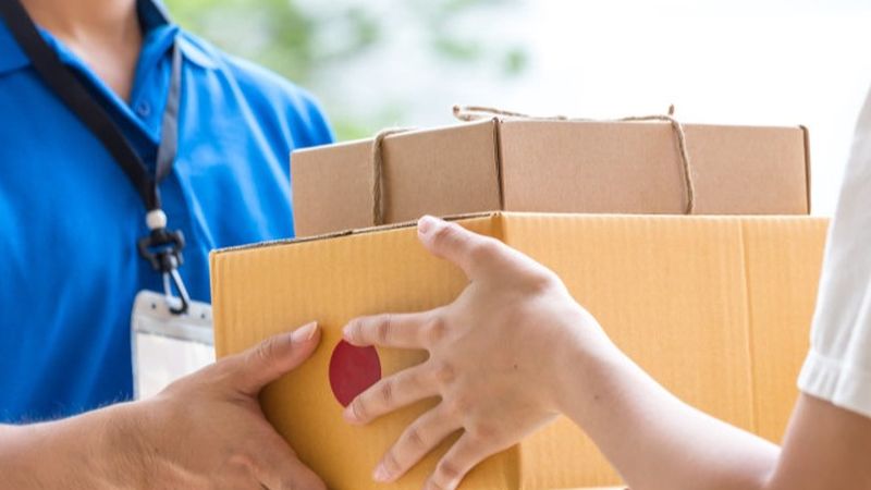 Rom&acirc;nii care plătesc cash la curier vor fi monitorizați de ANAF! Fiscul le va reține datele timp de 5 ani