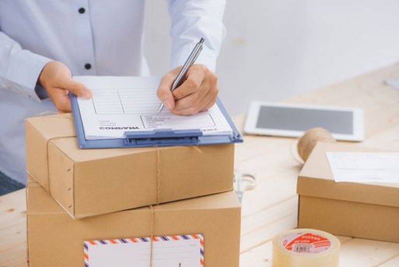 Românii care plătesc cash la curier vor fi monitorizați de ANAF! Fiscul le va reține datele timp de 5 ani