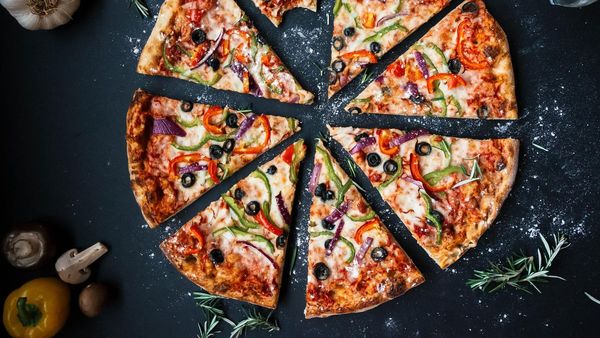 20 mai 2022! Ziua Party Pizza! Radio Impuls trimite pizza la birou pentru tine și colegii tăi