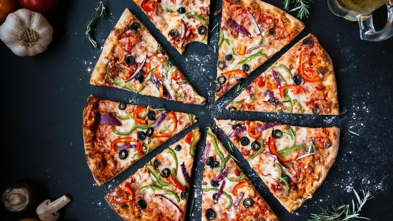 20 mai 2022! Ziua Party Pizza! Radio Impuls trimite pizza la birou pentru tine și colegii tăi