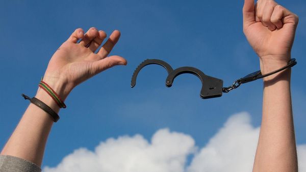 Bancul zilei de vineri, 20 mai 2022: Doi hoţi eliberaţi din penitenciar au terminat banii repede