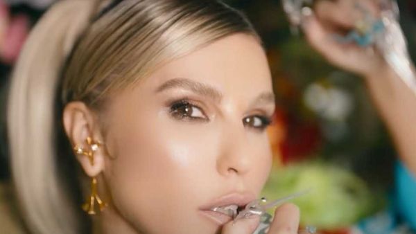 Corina a lansat piesa &bdquo;Foc la inimă&rdquo;