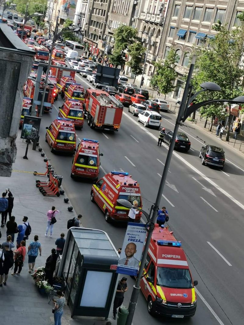O garnitură a luat foc între stația Piața Romană și Piața Universității