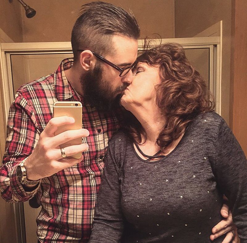  El are 24 de ani, ea are 77 de ani ,dar sunt căsătoriți de șase ani