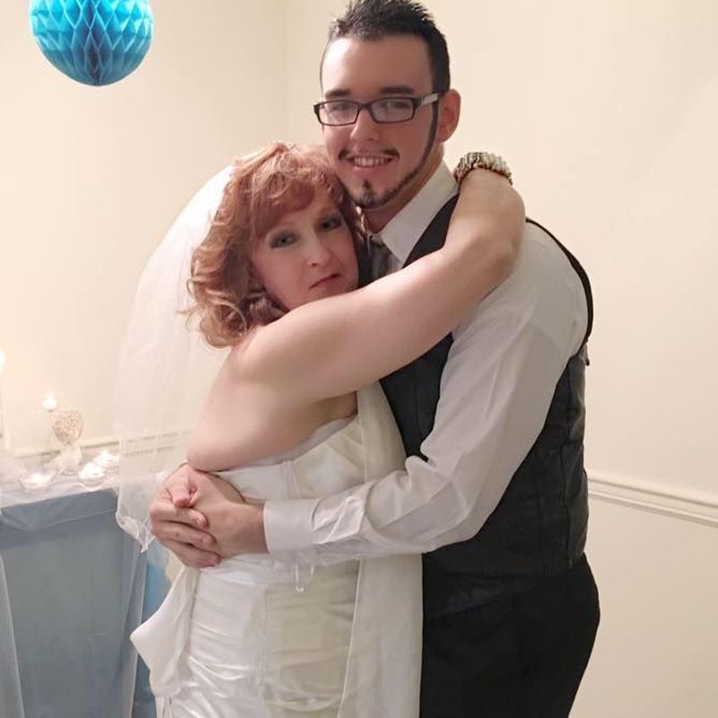  El are 24 de ani, ea are 77 de ani ,dar sunt căsătoriți de șase ani