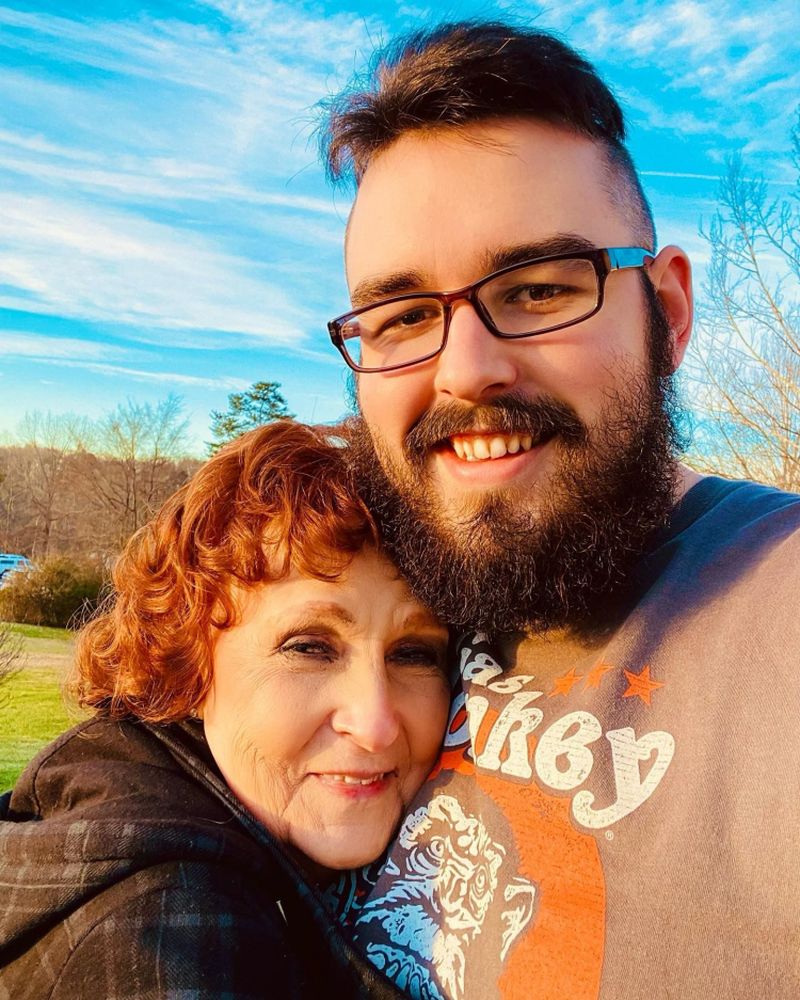  El are 24 de ani, ea are 77 de ani ,dar sunt căsătoriți de șase ani