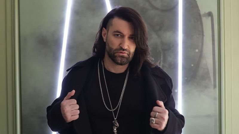 PREMIERĂ: Smiley va lansa o piesă nouă &icirc;n cadrul concertului de la Sala Polivalentă: &bdquo;Este piesa care va aduce vara mai devreme&rdquo;