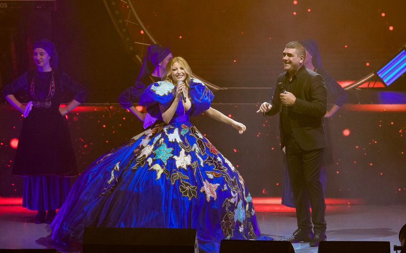 Elena Gheorghe, spectacol incendiar la Sala Palatului! A schimbat 7 ținute, a purtat bijuterii în valoare de 80.000 de euro și accesorii lucrate de unul dintre designerii care colaborat Lady Gaga