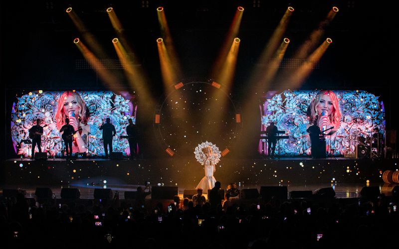 Elena Gheorghe, spectacol incendiar la Sala Palatului! A schimbat 7 ținute, a purtat bijuterii în valoare de 80.000 de euro și accesorii lucrate de unul dintre designerii care colaborat Lady Gaga