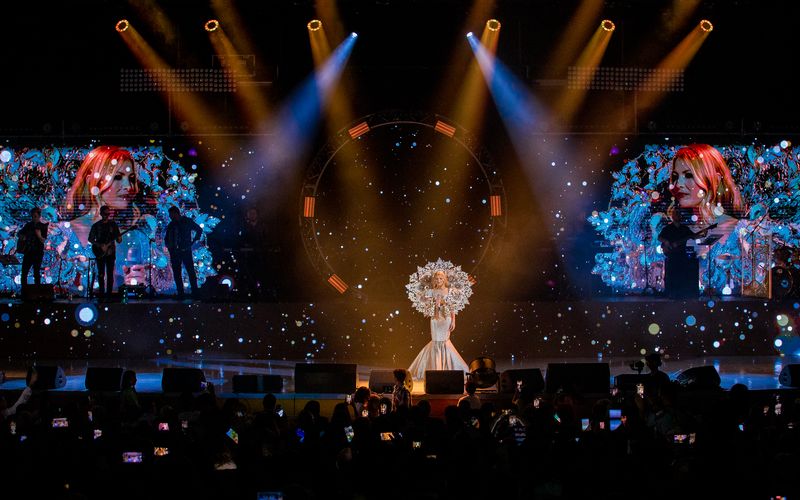 Elena Gheorghe, spectacol incendiar la Sala Palatului! A schimbat 7 ținute, a purtat bijuterii în valoare de 80.000 de euro și accesorii lucrate de unul dintre designerii care colaborat Lady Gaga