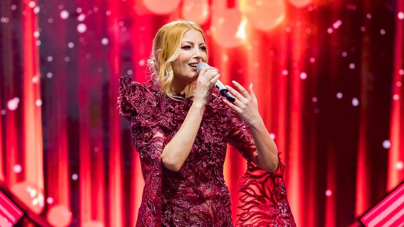 Elena Gheorghe, spectacol incendiar la Sala Palatului! A schimbat 7 ținute, a purtat bijuterii &icirc;n valoare de 80.000 de euro și accesorii lucrate de unul dintre designerii care colaborat Lady Gaga
