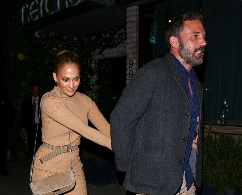 Jennifer Lopez și Ben Affleck, de nedespărţit. Cei doi au fost surprinşi în ipostaze jucăuşe după o cină în oraş