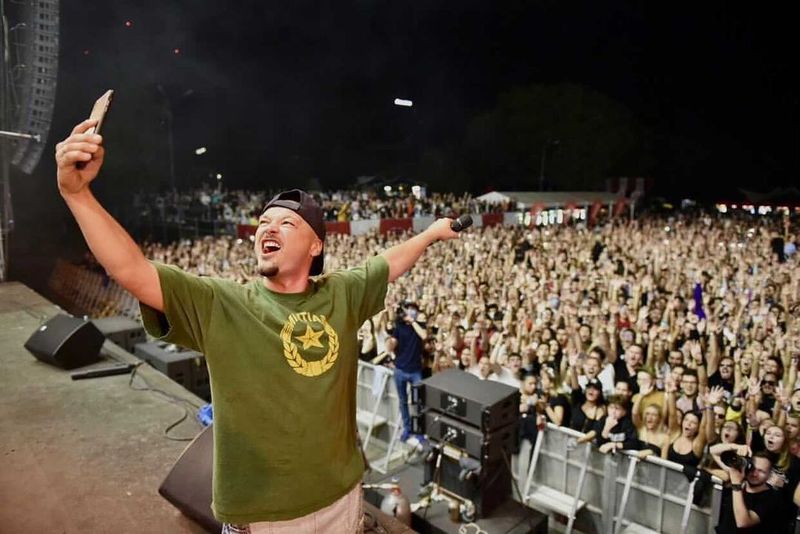 Puya, acuzat de fani că ar fi consumat băuturi alcoolice înainte de concert