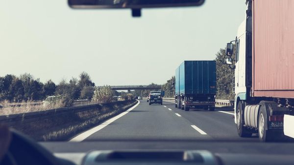 Dimineața Nebună. Un bărbat a furat o mașină fără să-și dea seama că e o femeie în ea. Audio 