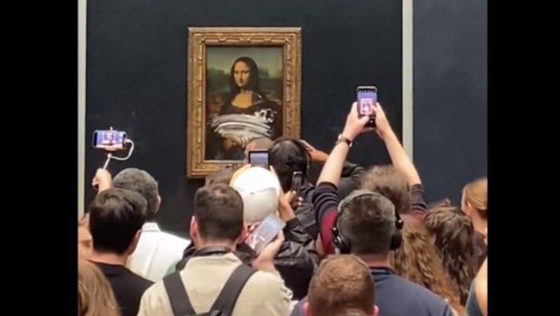 VIDEO! Un bărbat deghizat a aruncat cu o prăjitură în Mona Lisa