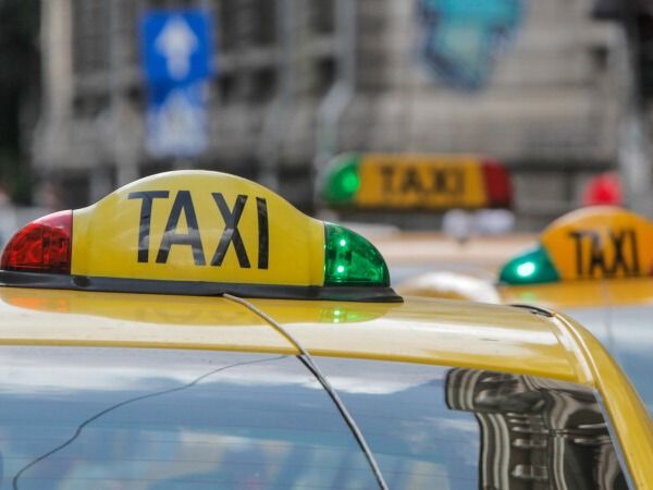 Taximentriștii din București, amendați pentru suprataxare, neeliberare de bon fiscal și lipsa staţiei radio! Polițiștii au aplicat amenzi de peste 26.000 de lei