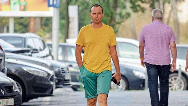 Dimineața Nebună. Bătaie cu ouă pe locurile de parcare din Bârlad. Un bărbat și-a găsit mașina murdară de ouă. Audio