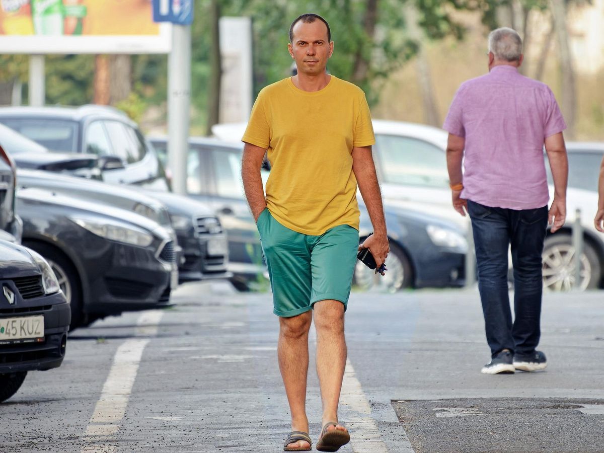 Dimineața Nebună. Bătaie cu ouă pe locurile de parcare din Bârlad. Un bărbat și-a găsit mașina murdară de ouă. Audio