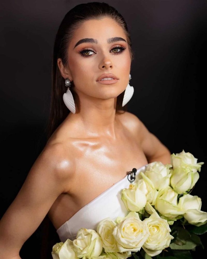 Theo Rose a dezvăluit cum arăta viața ei înainte de celebritate.