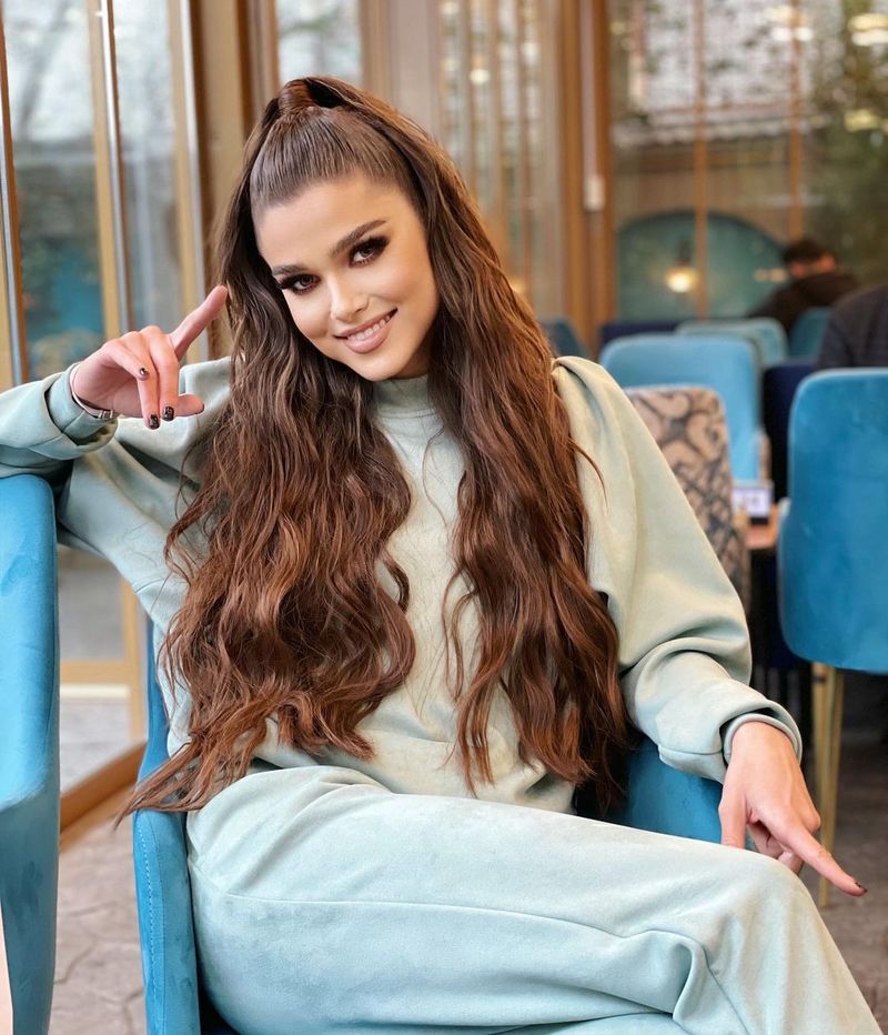 Theo Rose a dezvăluit cum arăta viața ei înainte de celebritate.