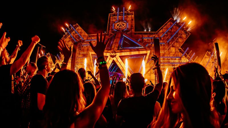 SAGA Festival 2022: C&acirc;t costă biletele? Cea de-a șaptea scenă, Ravers BUS, va avea un line-up secret