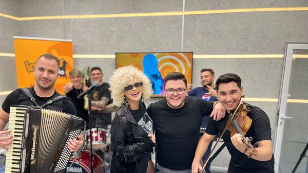 Bară La Bară! Cristina Vasiu a c&acirc;ntat &icirc;n premieră &bdquo;Iubirea mea&rdquo; 