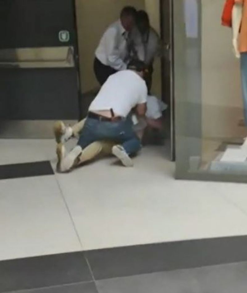 Un tânăr livrator, bătut și umilit de paznicii unui mall din Bucureşti, după ce şi-ar fi lăsat bicicleta într-un loc nepermis pentru a lua comanda cât mai repede