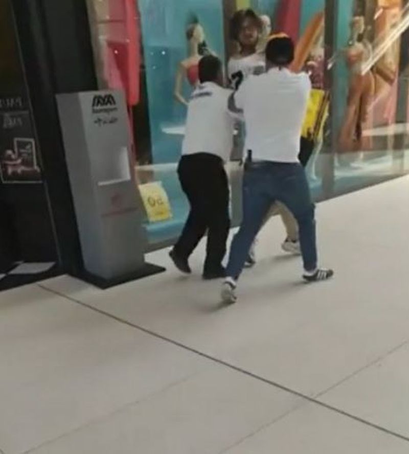 Un tânăr livrator, bătut și umilit de paznicii unui mall din Bucureşti, după ce şi-ar fi lăsat bicicleta într-un loc nepermis pentru a lua comanda cât mai repede