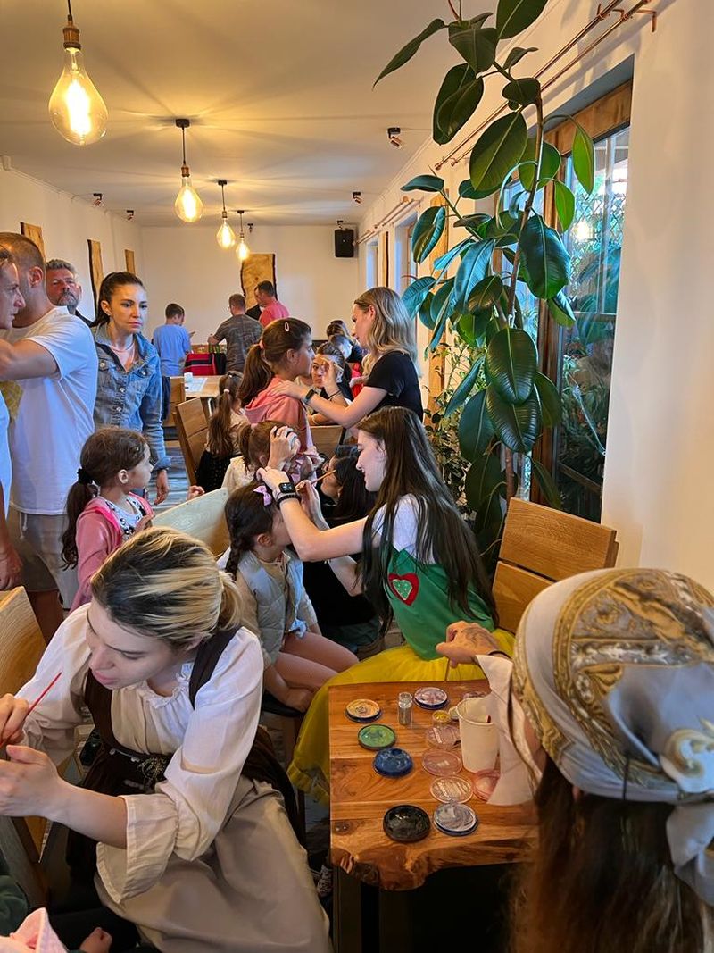 Ediție specială Uzina de Dume cu Alexandra Enășoaie și Ștefan Coroian de 1 iunie, la Trovantland. Emisiunea în imagini