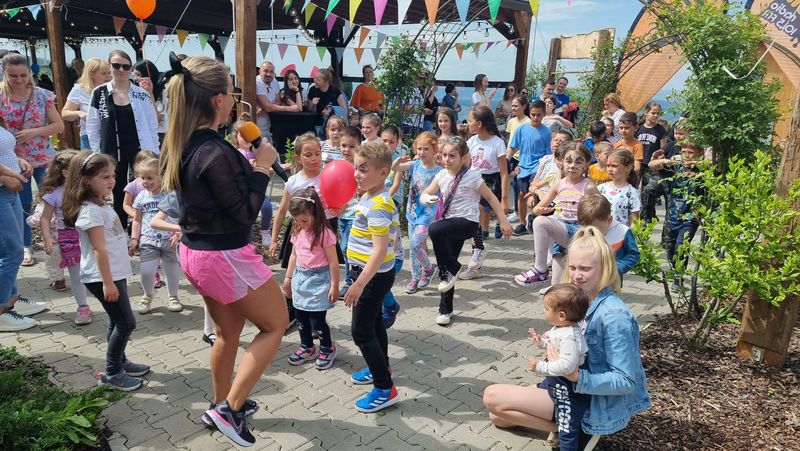 Ediție specială Uzina de Dume cu Alexandra Enășoaie și Ștefan Coroian de 1 iunie, la Trovantland. Emisiunea în imagini