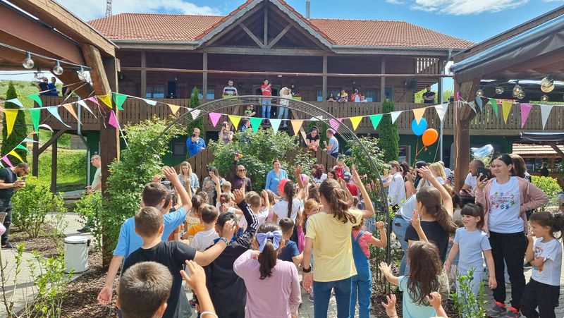 Ediție specială Uzina de Dume cu Alexandra Enășoaie și Ștefan Coroian de 1 iunie, la Trovantland. Emisiunea în imagini