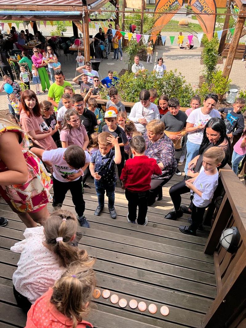 Ediție specială Uzina de Dume cu Alexandra Enășoaie și Ștefan Coroian de 1 iunie, la Trovantland. Emisiunea în imagini