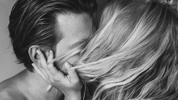 Dimineața Nebună: Un cuplu a transmis din greșeală partida de amor live pe Zoom - AUDIO