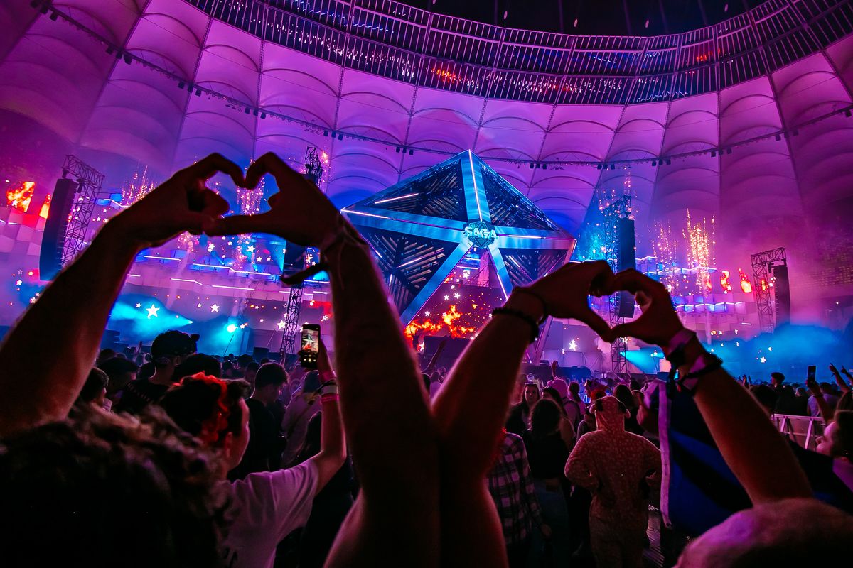 Saga Festival! Fanii muzicii electronice au dansat în ploaie în ultima seară de festival 