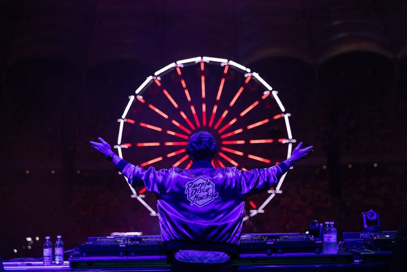 Saga Festival! Fanii muzicii electronice au dansat în ploaie în ultima seară de festival