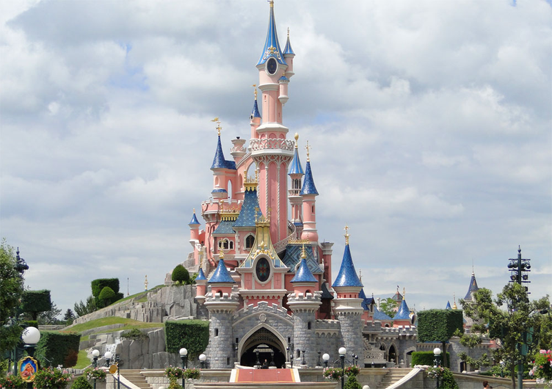 Dimineața Nebună. Michey Mouse a ruinat o cerere în căsătorie la Disneyland Paris. Angajatul parcului i-a luat bărbatului inelul de logodnă. Audio