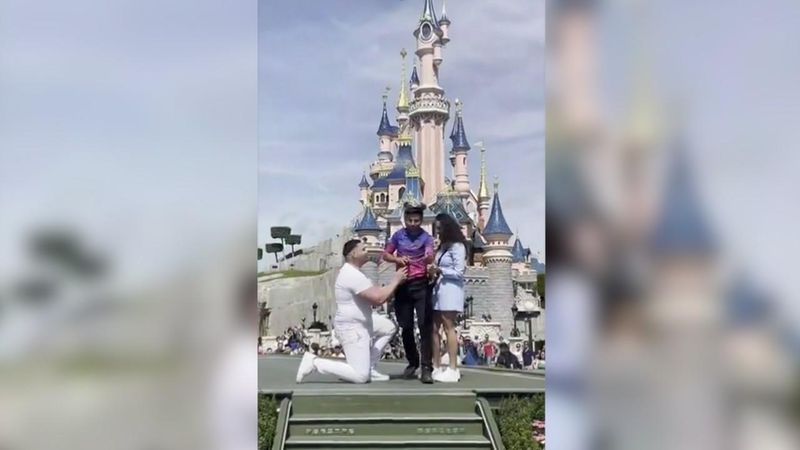 Dimineața Nebună. Michey Mouse a ruinat o cerere în căsătorie la Disneyland Paris. Angajatul parcului i-a luat bărbatului inelul de logodnă. Audio