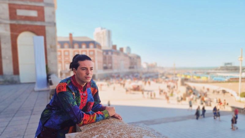 Radhu, singurul artist rom&acirc;n care a semnat cu Sony Music! C&acirc;ntărețul colaborează cu staruri internaționale 