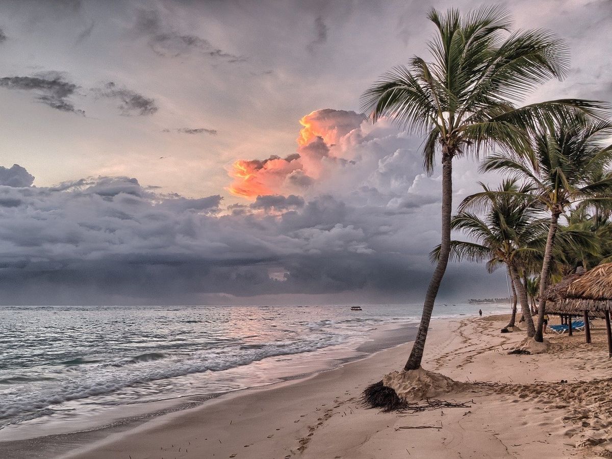 Bancul zilei de marți, 7 iunie 2022. O blondă, o brunetă și o roșcată pe o insulă