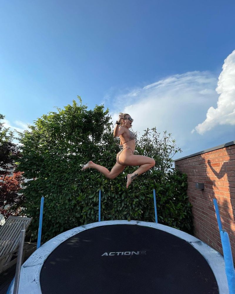 Pentru Delia vârsta este doar un număr! Artista arată superb în costum de baie